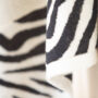Kép 2/7 - Okapi beige állatmintás pamut törölköző