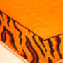 Kép 3/4 - Főrdőszoba szőnyeg: Tigra narancs tigriscsíkos frottír kádkilépő